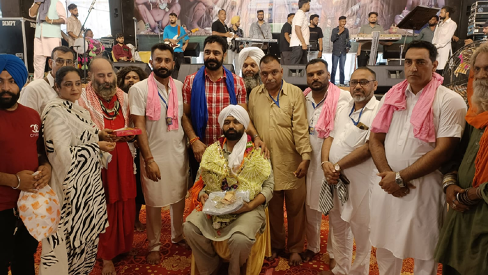 On the occasion of the 9th death anniversary of the blessed Bapu Ganga Das Ji, the chief sevadar of the Dera, Das Mandeep Singh Bains, was tied with a turban by the dignitaries.